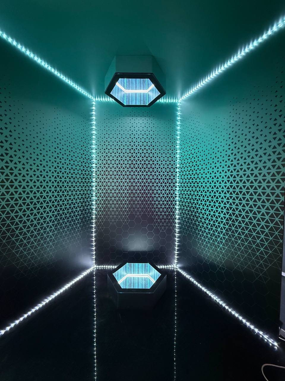 Пустая неоновая hex-локация